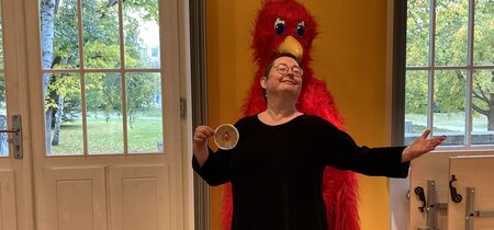 Martina Weyrauch vor dem Brandenburg-Adler in der Landeszentrale