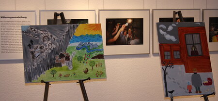 Bilder auf Staffeleien in einer Ausstellung