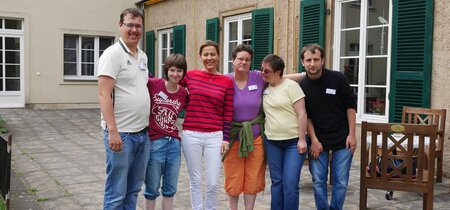 Jana Steinke mit der Gruppe im Workshop für Leichte Sprache