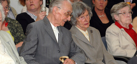 Frau Ebel in der Ausstellung Kriegsende in Potsdam