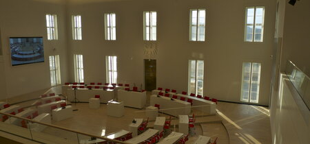 Der weiße Adler an seinem ursprünglichen Platz im Plenarsaal vor der Eröffnung des Landtages 2014