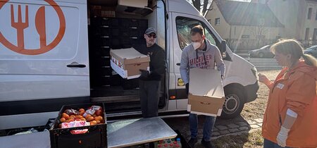 Mit vereinten Kräften – Beim Entladen des Kleintransporters ist jede Hand willkommen