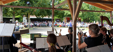 Profi-Orchester unter der Regenüberdachung: Bei "Dorf macht Oper" sind ausgebildete Musikerinnen und Musiker mit dabei. 