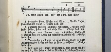 Ausschnitt aus dem Liederbuch für den „Bund Königin Luise“ von 1930, der die zwei Strophen der „Märkischen Heide“ mit Bezug zum Hakenkreuz und Nationalsozialismus zeigt.