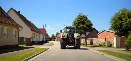 Traktor im Dorf