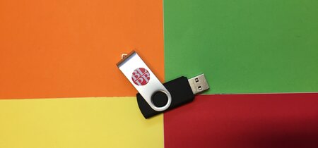 Das USB-Stick der Landeszentrale auf buntem Untergrund