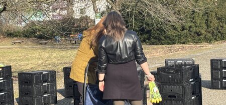 Unterwegs mit Hand- und Ziehwägen – Da die Kisten vor Ort verbleiben, müssen Kundinnen und Kunden ihre Lebensmittel umpacken