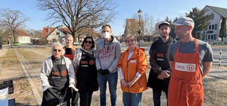 Verlässlicher Zusammenhalt – Mattea Wernicke (3.v.r.) mit dem Tafel-Team der Ausgabstelle Teltow.