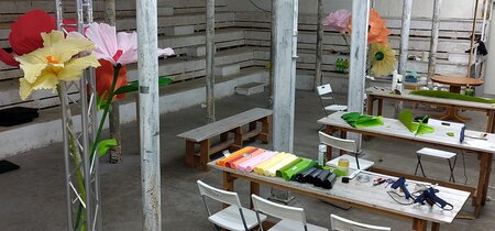 Vorbereitung für eine gemeinsame Bastelrunde  – In einem Workshop 2024 lernte der Chor, wie man Riesenblumen bastelt – Requisiten für die Oper "Fairy Queen"