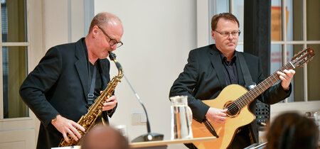 Ralf Benschu und Karsten Intrau, musikalische Begleitung mit Saxophon und Gitarre