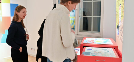 Besucher in der Ausstellung "Toleranzräume"