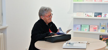 Besucherin der Ausstellung "ToleranzRäume"