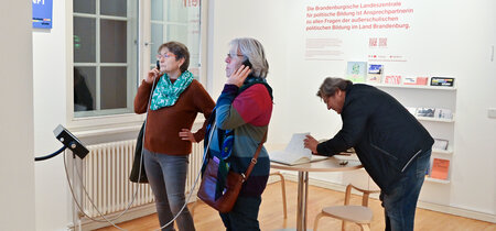 Besucher der Ausstellung "ToleranzRäume"