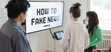 Besucher vor der Medienstation in der Ausstellung zur Landtagswahl 2024