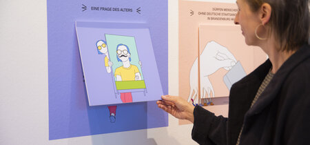 Besucher in der Ausstellung zur Landtagswahl 2024