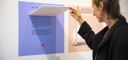 Besucher in der Ausstellung zur Landtagswahl 2024