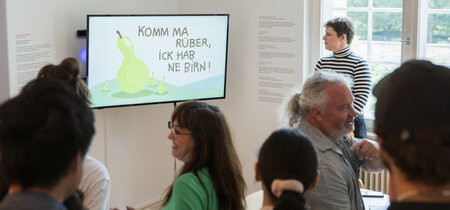 Vor der Medienstation in der Ausstellung zur Landtagswahl 2024