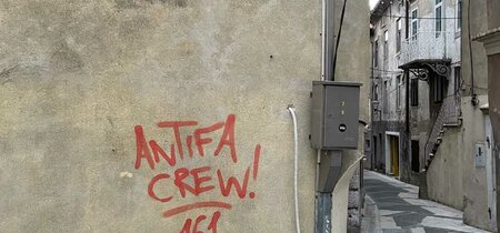 Schmiererei auf einer Hauswand in Kroatien mit der Aufschrift Antifa Crew 161