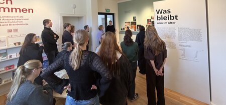 In der Ausstellung "Was bleibt - Arm im Alter"