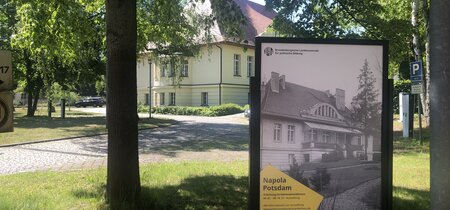 Hinweistafel auf die Ausstellung "Napola Potsdam"