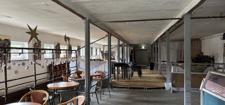 Ein umgebauter Schweinestall: Cafe und Veranstaltunsgraum des Vereins "Dorf macht Oper"