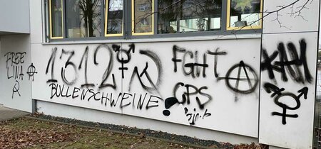 Linskextreme Schmiererei an einer Schulwand in Chemnitz. Darunter die Beschimpfung Bullenschweine