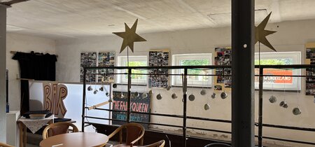 Gepflastert mit Erinnerungen aus 21 Jahren Musiktheater. Fast alle Dekorationen und Requisiten sind selbstgemacht.