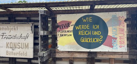 Fast alles Marke Eigenbau. Dieses Opernprojekt ist auch bei der Außenwerbung auf handwerkliches Geschick angewiesen.