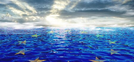 Illustration mit einer Europafahne im Meer