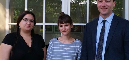 Jasna Strick, Ansgar Koreng – Gruppenbild vor der Landeszentrale