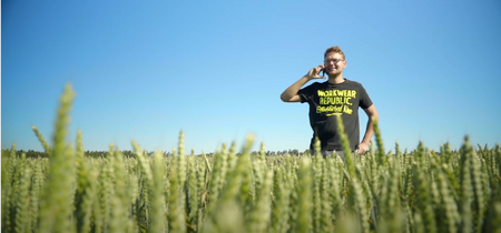 Jan auf dem Feld mit Handy am Ohr