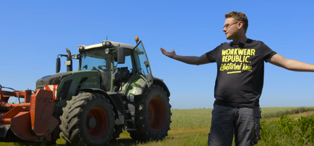 Jan mit dem Traktor