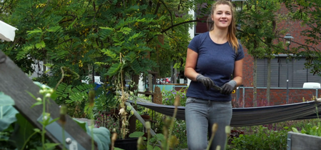 Natalie im Gemeinschaftsgarten