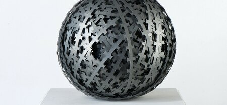 Borderlines#2 (Planet Earth), Stacheldraht, 35 cm, 2012, Foto: Christine Jörss-Munzlinger