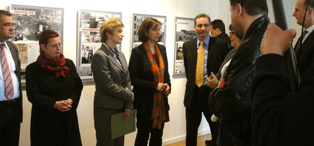 Ministerpräsident Platzeck und weitere Mitglieder der Landesregierung sahen sich am 5. April kurz vor der  Eröffnung die Ausstellung an. 