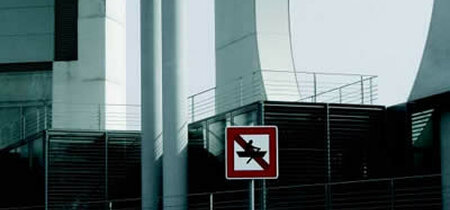 Aus: Dicht am Grau.  Am Bundeskanzleramt.  2003, Fotografie