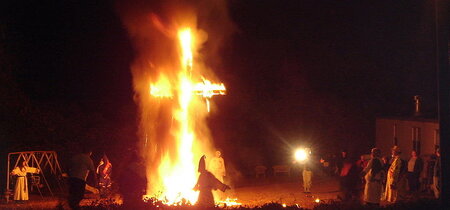 Brennendes Kreuz als markantes Symbol des Klans