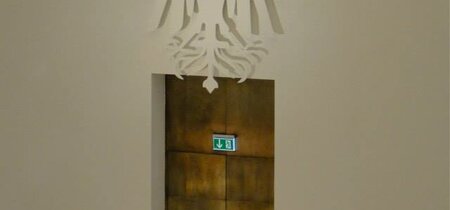 Weißer Adler im Plenarsaal