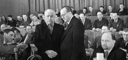 Vereinigungsparteitag von KPD und SPD zur SED 1946 mit dem historischen Händedruck zwischen Otto Grotewohl und Wilhelm Pieck.