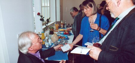 Dieter Zehentmayr signiert die Kataloge zur Ausstellung