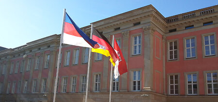 Bei besonderen Anlässen wird im Landtag die sorbische/wendische Fahne gehisst.