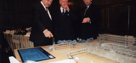 Am Modell des Flughafen Schönefeld