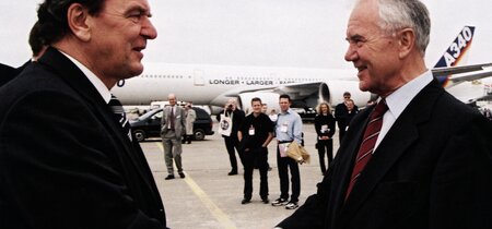 Ministerpräsident Dr. Manfred Stolpe begrüßt Bundeskanzler Gerhard Schröder