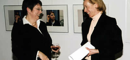 Martina Schellhorn mit Corina Kassner (Lehrerin von der Voltaire Gesamtschule)