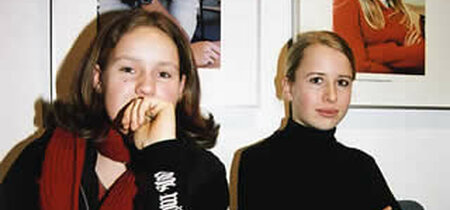 Luisa und Julia vor ihren Porträts