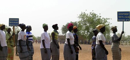 Journee internationale de la femme 2008 – Frauen in der Provinz Bougouriba im westafrikanischen Burkina Faso demonstrieren für ihre Rechte. Foto: Hugues | Wikipedia | CC BY-SA