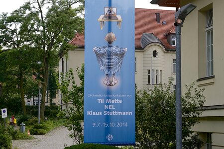 Vor dem Eingang: Ausstellungsankündigung