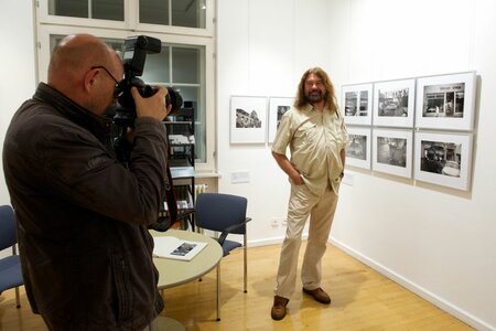 Klaus D. Fahlbusch vor seinen Fotografien