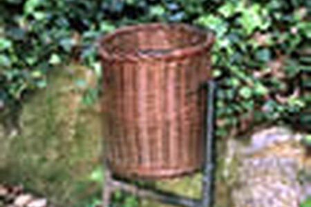 Mülleimer in Jardines de Horta, Barcelona, Spanien