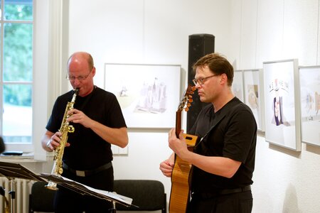 Musikalische Begleitung: Ralf Benschu und Karsten Intrau. Saxophon und Gitarre
